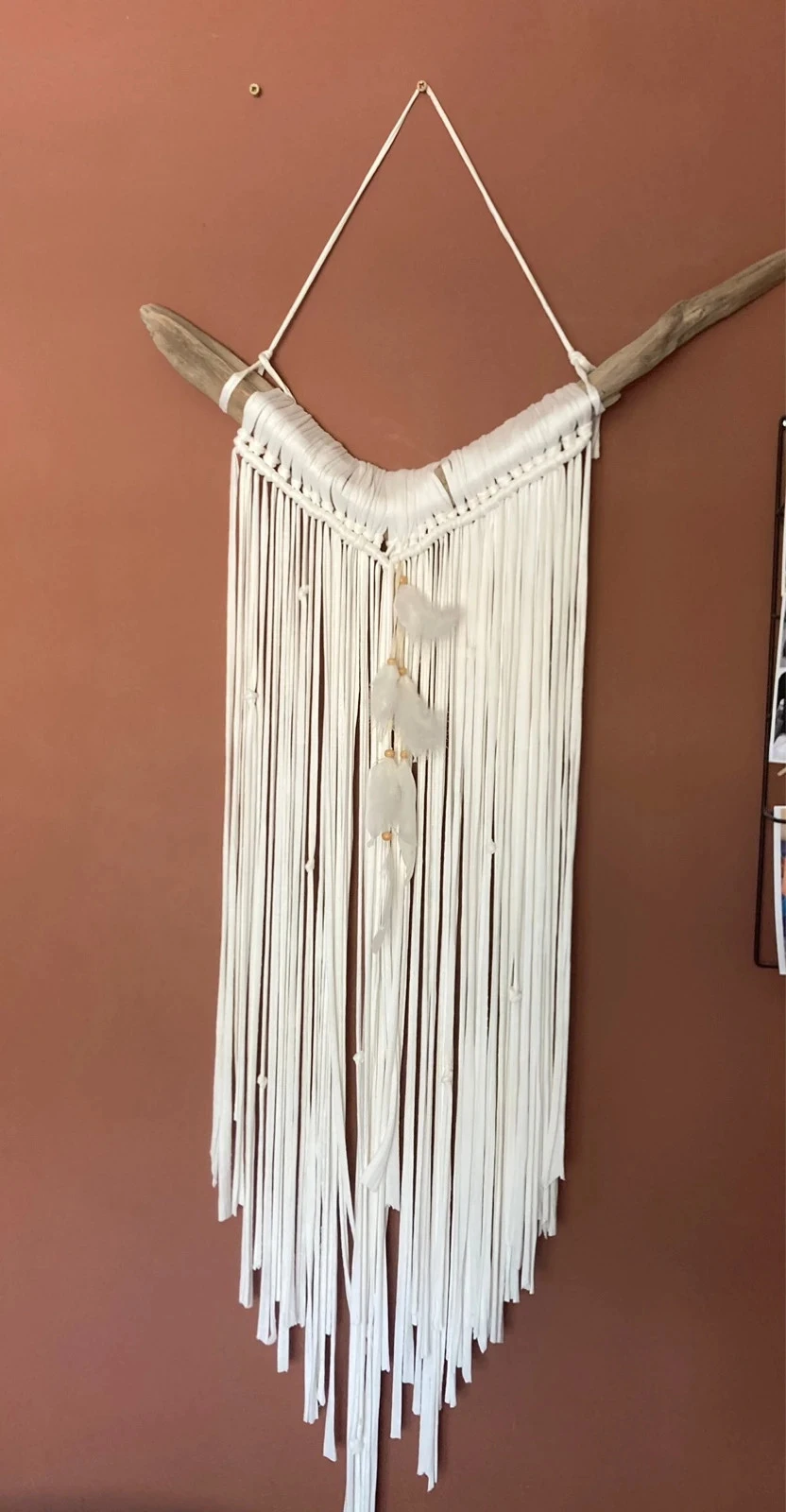 Décoration macramé sur bois flotté